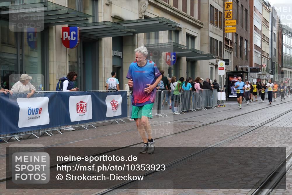 13.09.2026 - 21. swb-Marathon Bremen Strokosch-Dieckow http://msf.ph/oto/10353923 13.09.2026 11:15:21 Ziel 10572, 10900, 11307, 11504, 11778, 11897, 12137, 10325, 10606, 11424, 11694, 11810, 11990, 12110, 12333 meine-sportfotos.de