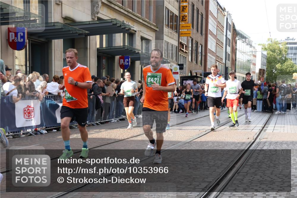 13.09.2026 - 21. swb-Marathon Bremen Strokosch-Dieckow http://msf.ph/oto/10353966 13.09.2026 13:33:09 Ziel 831, 930, 1124, 2283, 2960, 2980, 3562, 4052, 4219, 4243, 4260, 4492, 4536, 4543, 4565, 5040, 5560, 5660, 5726, 5790, 5861, 5862, 5914, 6256, 6421, 6538, 6597, 6614, 6777, 6844, 6882, 6915, 6997, 7145, 7421, 7467, 7523, 7633, 7789, 7863, 8093, 8177, 8501, 8599, 8602, 8691, 9206, 9508, 9616, 9856, 9883, 10114, 13078, 13084, 891, 1532, 2393, 2440, 2638, 2818, 2959, 3167, 3404, 3710, 3773, 3902, 4194, 4233, 4260, 4408, 4659, 5090, 5191, 5324 meine-sportfotos.de