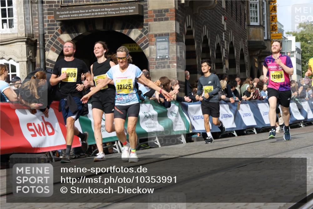 13.09.2026 - 21. swb-Marathon Bremen Strokosch-Dieckow http://msf.ph/oto/10353991 13.09.2026 10:55:49 Ziel 10203, 10256, 10297, 10379, 10529, 10725, 10788, 10881, 11377, 11414, 11557, 11748, 11862, 11941, 11975, 11977, 12030, 12150, 12218, 12258, 12348, 10298, 10690, 10703, 11790, 11972, 12061, 12143, 12484, 13565 meine-sportfotos.de