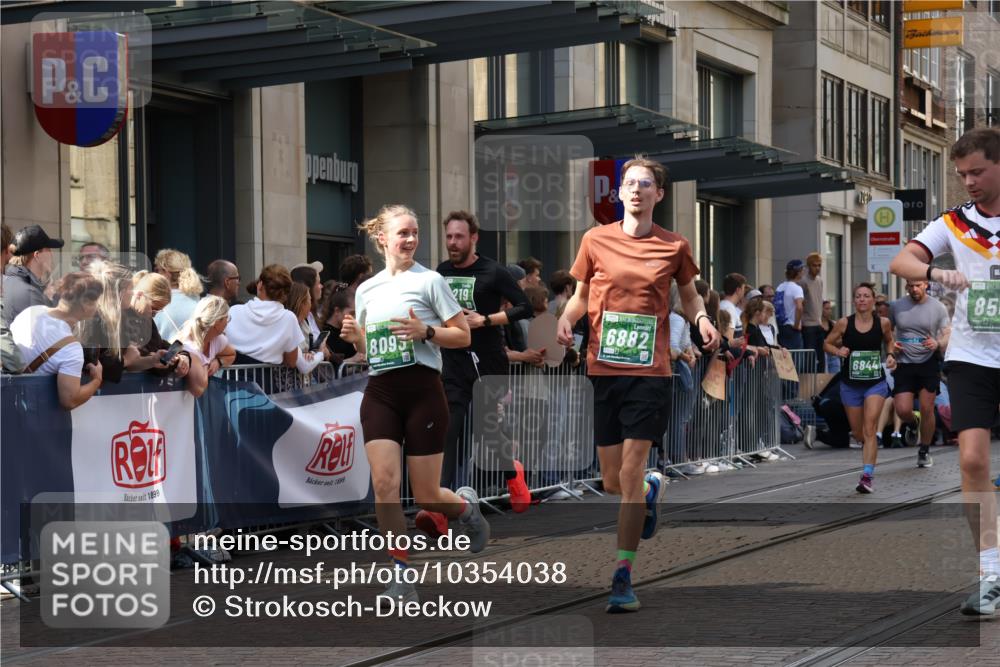 13.09.2026 - 21. swb-Marathon Bremen Strokosch-Dieckow http://msf.ph/oto/10354038 13.09.2026 13:33:11 Ziel 831, 930, 1124, 2283, 2872, 2960, 2980, 3201, 3562, 4052, 4219, 4243, 4492, 4536, 4543, 4565, 5040, 5560, 5660, 5726, 5790, 5861, 5862, 5914, 6256, 6421, 6538, 6597, 6614, 6777, 6844, 6882, 6915, 6997, 7145, 7421, 7523, 7633, 7652, 7789, 7863, 8093, 8177, 8501, 8599, 8602, 8691, 9206, 9390, 9508, 9616, 9856, 9883, 10114, 13078, 13084, 891, 1532, 2393, 2440, 2638, 2818, 2959, 3167, 3404, 3710, 3773, 3902, 4194, 4233, 4260, 4408, 4659, 5090, 5191, 5324 meine-sportfotos.de