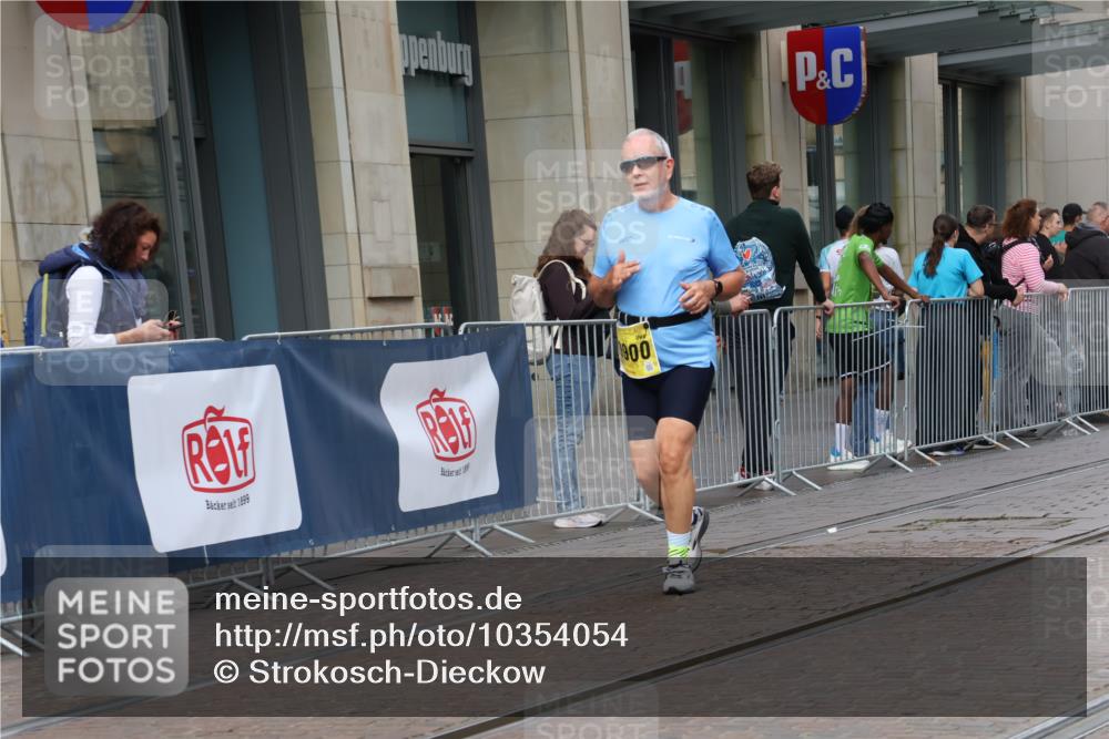 13.09.2026 - 21. swb-Marathon Bremen Strokosch-Dieckow http://msf.ph/oto/10354054 13.09.2026 11:15:28 Ziel 10474, 10572, 10900, 11217, 11307, 11504, 11549, 11778, 11897, 11940, 12046, 12137, 10606, 11424, 11990 meine-sportfotos.de
