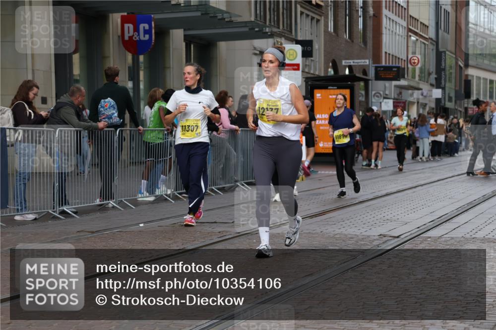 13.09.2026 - 21. swb-Marathon Bremen Strokosch-Dieckow http://msf.ph/oto/10354106 13.09.2026 11:15:31 Ziel 10474, 10572, 10900, 11217, 11307, 11549, 11613, 11778, 11897, 11940, 12046, 12137, 10606, 11424, 11504 meine-sportfotos.de