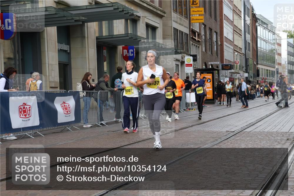 13.09.2026 - 21. swb-Marathon Bremen Strokosch-Dieckow http://msf.ph/oto/10354124 13.09.2026 11:15:32 Ziel 10474, 10572, 10665, 10900, 11217, 11307, 11549, 11613, 11778, 11897, 11940, 12046, 12137, 12306, 10606, 11424, 11504 meine-sportfotos.de