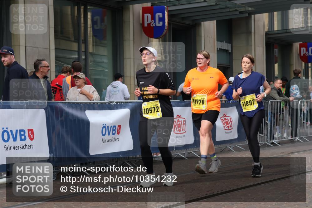 13.09.2026 - 21. swb-Marathon Bremen Strokosch-Dieckow http://msf.ph/oto/10354232 13.09.2026 11:15:37 Ziel 10474, 10572, 10665, 10900, 11217, 11307, 11549, 11613, 11778, 11897, 11940, 12046, 12137, 12306, 10606, 11424, 11504, 12137 meine-sportfotos.de