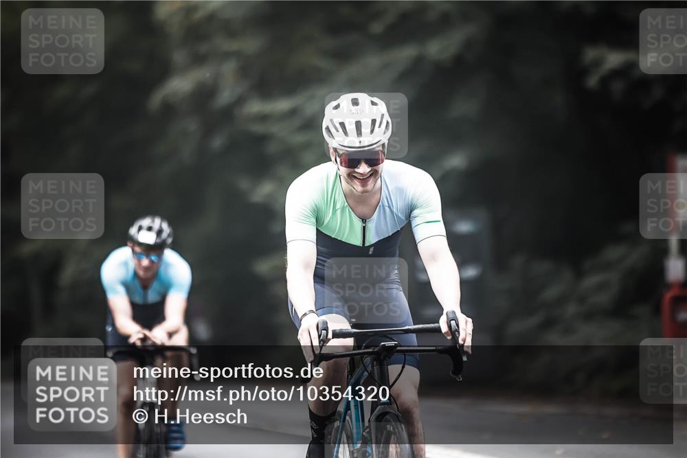 13.09.2026 - Stadtparktriathlon H.Heesch http://msf.ph/oto/10354320 13.09.2026 11:09:57 Radfahren 546, 637, 672 meine-sportfotos.de