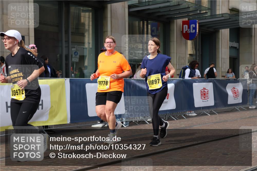 13.09.2026 - 21. swb-Marathon Bremen Strokosch-Dieckow http://msf.ph/oto/10354327 13.09.2026 11:15:39 Ziel 10474, 10665, 10900, 11217, 11307, 11549, 11613, 11768, 11778, 11897, 11940, 12046, 12306, 10572, 10606, 11424, 11504, 12137 meine-sportfotos.de