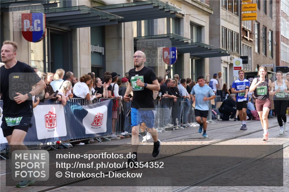 13.09.2026 - 21. swb-Marathon Bremen Strokosch-Dieckow http://msf.ph/oto/10354352 13.09.2026 13:33:16 Ziel 930, 2405, 2872, 2960, 2980, 3201, 3562, 3761, 4052, 4219, 4490, 4492, 4536, 4543, 4565, 5063, 5560, 5660, 5726, 5861, 5862, 5914, 6256, 6421, 6538, 6597, 6777, 6808, 6844, 6882, 6997, 7126, 7145, 7523, 7633, 7652, 7789, 7832, 7863, 8093, 8177, 8501, 8599, 8602, 8691, 9206, 9342, 9390, 9508, 9856, 9883, 10114, 13078, 831, 1124, 1532, 2283, 2393, 2440, 2818, 2959, 3167, 3404, 3710, 3773, 4194, 4243, 4260, 4408, 4565, 4659, 5040, 5090, 5191, 5324, 6915, 7145 meine-sportfotos.de