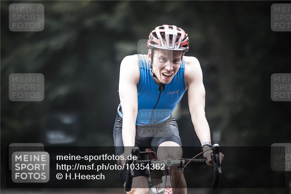 13.09.2026 - Stadtparktriathlon H.Heesch http://msf.ph/oto/10354362 13.09.2026 11:09:59 Radfahren 546, 637, 672 meine-sportfotos.de