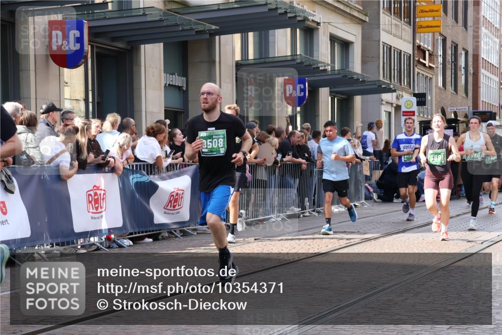 13.09.2026 - 21. swb-Marathon Bremen Strokosch-Dieckow http://msf.ph/oto/10354371 13.09.2026 13:33:17 Ziel 930, 2405, 2872, 2960, 2980, 3201, 3562, 3761, 4052, 4219, 4490, 4492, 4536, 4543, 4554, 5063, 5560, 5660, 5726, 5861, 5862, 5914, 6256, 6421, 6538, 6597, 6777, 6808, 6844, 6882, 6997, 7126, 7523, 7633, 7652, 7832, 7863, 8093, 8177, 8501, 8599, 8602, 8691, 9068, 9206, 9342, 9390, 9508, 9883, 10114, 13078, 831, 1124, 1532, 2283, 2393, 2440, 2818, 2959, 2980, 3167, 3404, 3710, 3773, 4194, 4243, 4260, 4408, 4492, 4536, 4565, 4659, 5040, 5090, 5191, 5324, 5914, 6915, 7145 meine-sportfotos.de