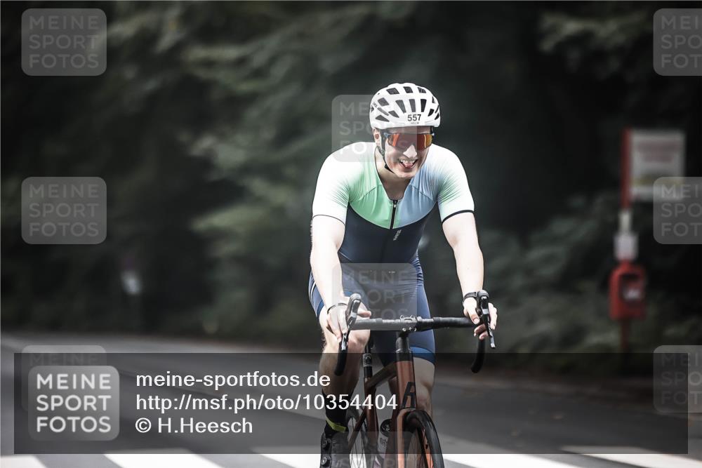 13.09.2026 - Stadtparktriathlon H.Heesch http://msf.ph/oto/10354404 13.09.2026 11:10:11 Radfahren 494, 557, 679 meine-sportfotos.de