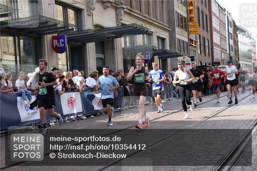 13.09.2026 - 21. swb-Marathon Bremen Strokosch-Dieckow http://msf.ph/oto/10354412 13.09.2026 13:33:18 Ziel 930, 2405, 2872, 2960, 3201, 3562, 3761, 4052, 4219, 4490, 4543, 4554, 4874, 5063, 5156, 5560, 5660, 5726, 5861, 5862, 6256, 6421, 6538, 6597, 6777, 6808, 6844, 6882, 6997, 7126, 7523, 7633, 7652, 7832, 7863, 8093, 8177, 8501, 8599, 8602, 8691, 9068, 9128, 9206, 9342, 9390, 9508, 9883, 10114, 13078, 831, 1124, 1532, 2283, 2393, 2440, 2818, 2959, 2980, 3167, 3404, 3710, 3773, 4194, 4243, 4260, 4408, 4492, 4536, 4565, 4659, 5040, 5191, 5324, 5914, 6777, 6915, 7145 meine-sportfotos.de