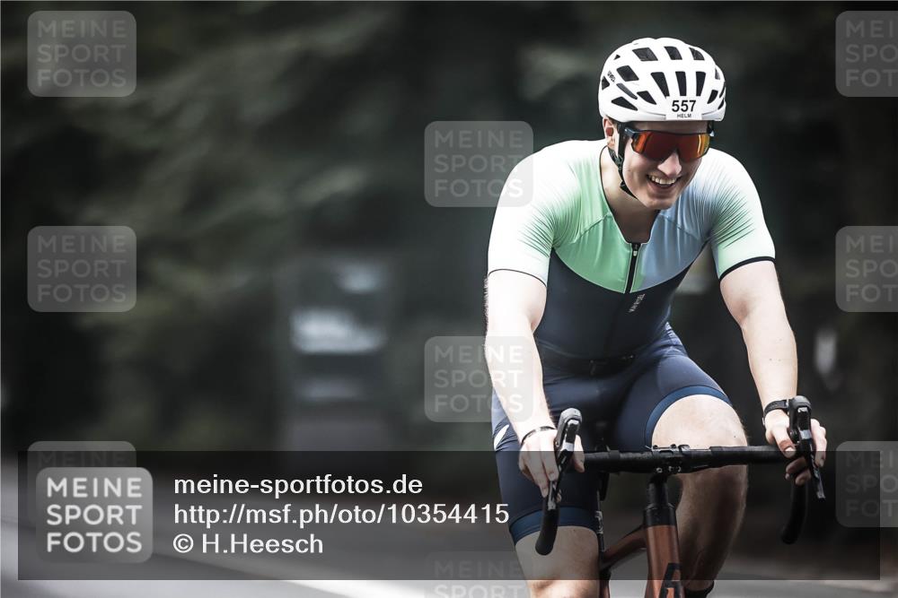 13.09.2026 - Stadtparktriathlon H.Heesch http://msf.ph/oto/10354415 13.09.2026 11:10:12 Radfahren 494, 557, 679 meine-sportfotos.de