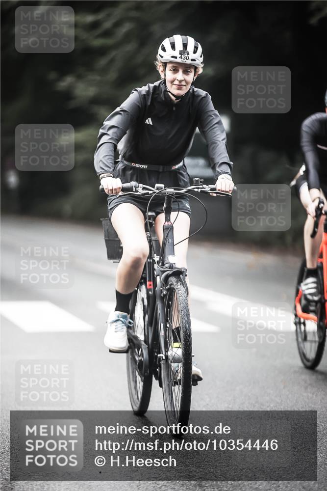 13.09.2026 - Stadtparktriathlon H.Heesch http://msf.ph/oto/10354446 13.09.2026 11:10:22 Radfahren 430, 572, 706 meine-sportfotos.de