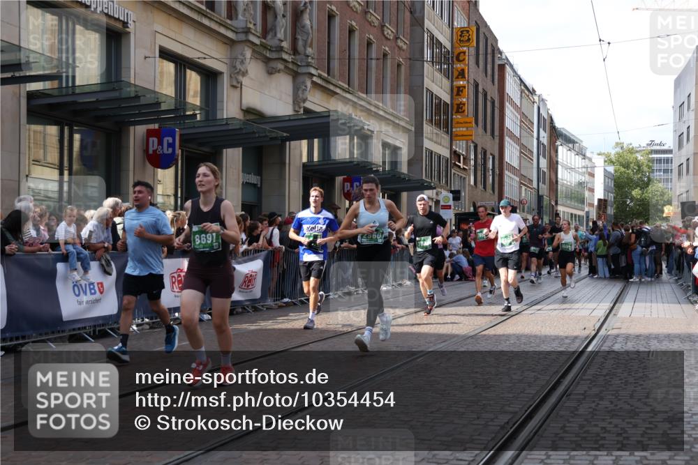 13.09.2026 - 21. swb-Marathon Bremen Strokosch-Dieckow http://msf.ph/oto/10354454 13.09.2026 13:33:19 Ziel 930, 2405, 2872, 2960, 3201, 3562, 3761, 4052, 4219, 4490, 4543, 4554, 4658, 4874, 5063, 5156, 5560, 5660, 5726, 5861, 5862, 6256, 6421, 6508, 6538, 6597, 6808, 6844, 6882, 6997, 7126, 7523, 7633, 7652, 7832, 7863, 8093, 8177, 8501, 8599, 8602, 8691, 9068, 9128, 9206, 9342, 9390, 9508, 9883, 10114, 13078, 831, 1124, 2283, 2393, 2440, 2818, 2959, 2980, 3167, 3404, 3710, 4243, 4260, 4408, 4492, 4536, 4565, 4659, 5040, 5191, 5324, 5861, 5862, 5914, 6421, 6777, 6915, 7145 meine-sportfotos.de