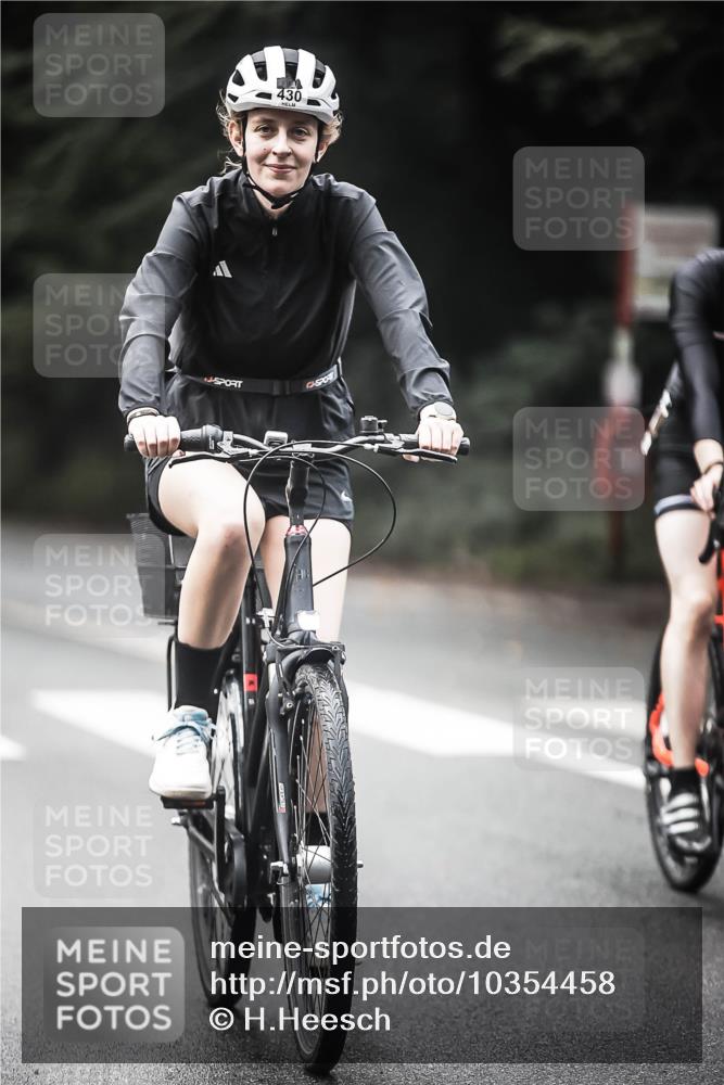 13.09.2026 - Stadtparktriathlon H.Heesch http://msf.ph/oto/10354458 13.09.2026 11:10:22 Radfahren 430, 572, 706 meine-sportfotos.de