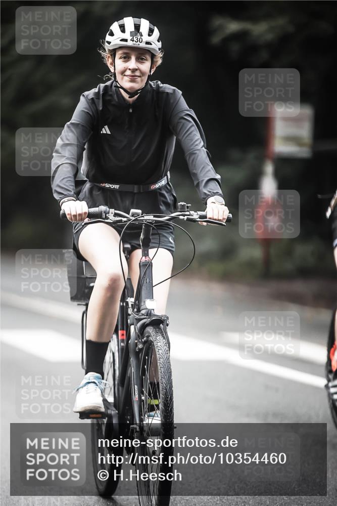 13.09.2026 - Stadtparktriathlon H.Heesch http://msf.ph/oto/10354460 13.09.2026 11:10:23 Radfahren 430, 572, 610, 706 meine-sportfotos.de