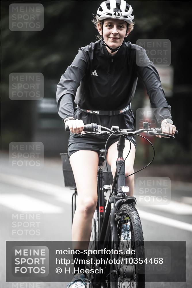 13.09.2026 - Stadtparktriathlon H.Heesch http://msf.ph/oto/10354468 13.09.2026 11:10:23 Radfahren 430, 572, 610, 706 meine-sportfotos.de