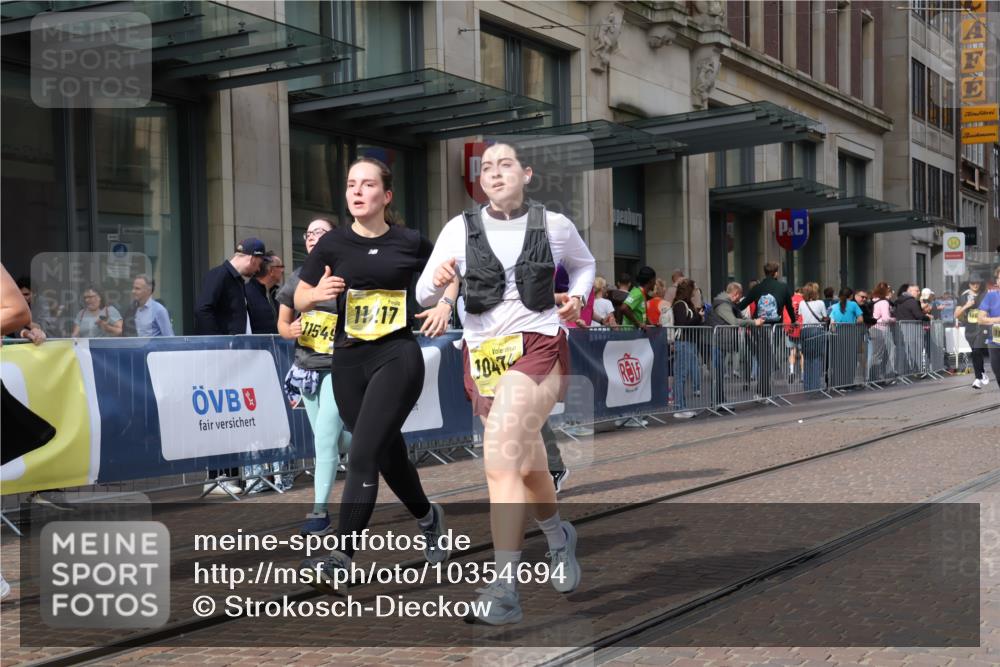 13.09.2026 - 21. swb-Marathon Bremen Strokosch-Dieckow http://msf.ph/oto/10354694 13.09.2026 11:15:53 Ziel 10665, 11026, 11081, 11139, 11181, 11200, 11217, 11264, 11385, 11448, 11549, 11573, 11613, 11768, 12046, 12057, 12151, 12306, 12539, 13508, 10474, 10572, 10900, 11217, 11307, 11504, 11549, 11778, 11897, 11940, 12046, 12137 meine-sportfotos.de