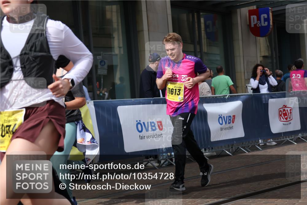 13.09.2026 - 21. swb-Marathon Bremen Strokosch-Dieckow http://msf.ph/oto/10354728 13.09.2026 11:15:54 Ziel 10242, 10665, 11026, 11081, 11139, 11181, 11200, 11264, 11385, 11448, 11573, 11613, 11768, 12057, 12151, 12306, 12539, 13508, 10474, 10572, 10900, 11217, 11307, 11504, 11549, 11778, 11897, 11940, 12046, 12137 meine-sportfotos.de