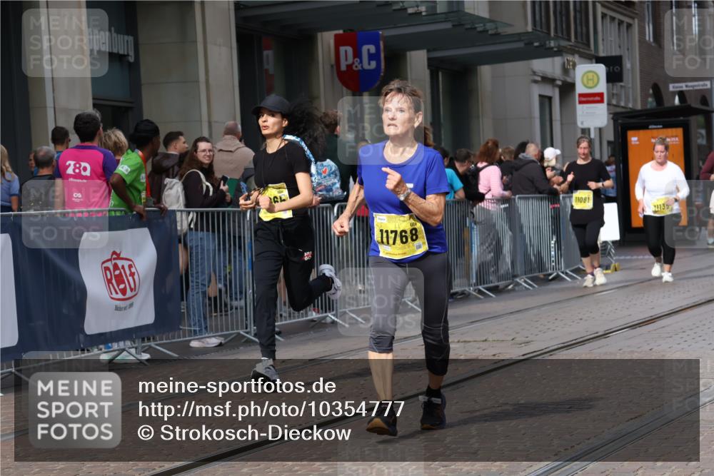 13.09.2026 - 21. swb-Marathon Bremen Strokosch-Dieckow http://msf.ph/oto/10354777 13.09.2026 11:15:55 Ziel 10242, 10665, 11026, 11081, 11139, 11181, 11200, 11264, 11385, 11448, 11573, 11613, 11768, 12057, 12151, 12306, 12539, 13508, 10474, 10572, 10900, 11217, 11307, 11549, 11613, 11778, 11897, 11940, 12046, 12137 meine-sportfotos.de