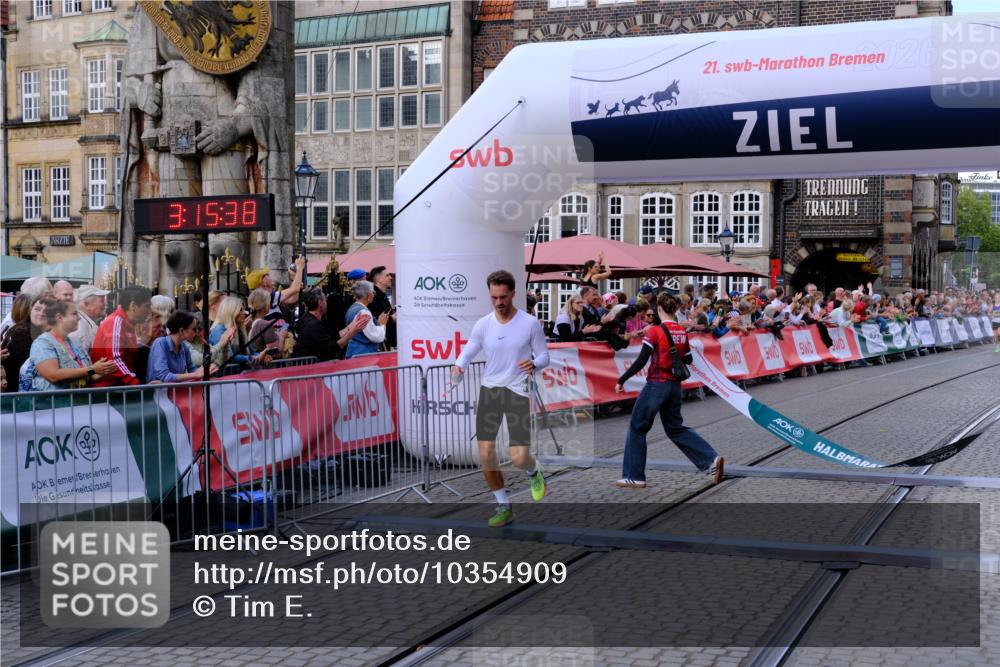 13.09.2026 - 21. swb-Marathon Bremen Tim E. http://msf.ph/oto/10354909 13.09.2026 12:46:27 Ziel 103, 1352, 2143, 8044 meine-sportfotos.de
