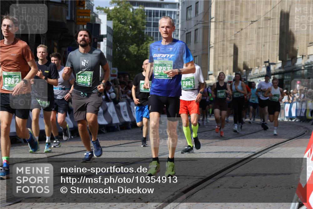 13.09.2026 - 21. swb-Marathon Bremen Strokosch-Dieckow http://msf.ph/oto/10354913 13.09.2026 13:33:29 Ziel 831, 2283, 2393, 2440, 2818, 2959, 3167, 3404, 3710, 4260, 4408, 4659, 5040, 5191, 5324, 5395, 5410, 5706, 5749, 5790, 5981, 6614, 6941, 7467, 7788, 7830, 8061, 9269, 9292, 9829, 13019, 13028, 13039, 13092, 13093, 13101, 13146, 930, 2405, 2872, 2960, 3201, 3562, 3761, 4490, 6256, 6538, 6808, 6844, 6882, 7126, 7523, 7633, 7652, 7832, 7863, 8093, 8691, 9390, 9508, 10114, 13078 meine-sportfotos.de