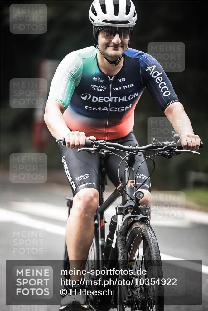 13.09.2026 - Stadtparktriathlon H.Heesch http://msf.ph/oto/10354922 13.09.2026 11:11:12 Radfahren 589, 685, 688 meine-sportfotos.de
