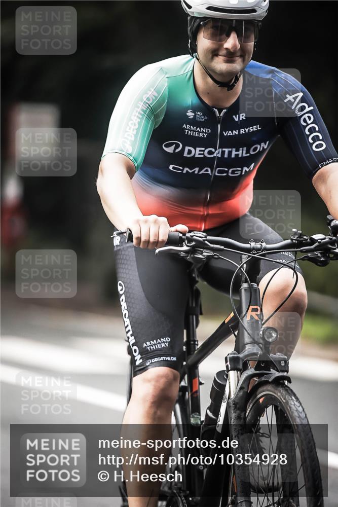 13.09.2026 - Stadtparktriathlon H.Heesch http://msf.ph/oto/10354928 13.09.2026 11:11:12 Radfahren 589, 685, 688 meine-sportfotos.de
