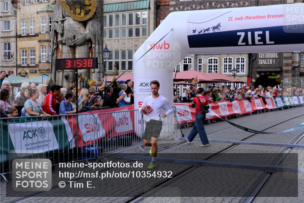 13.09.2026 - 21. swb-Marathon Bremen Tim E. http://msf.ph/oto/10354932 13.09.2026 12:46:27 Ziel 103, 1352, 2143, 8044 meine-sportfotos.de