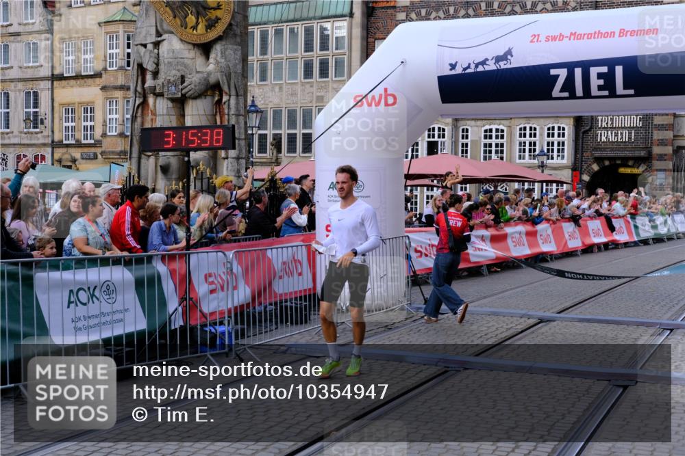13.09.2026 - 21. swb-Marathon Bremen Tim E. http://msf.ph/oto/10354947 13.09.2026 12:46:27 Ziel 103, 1352, 2143, 8044 meine-sportfotos.de