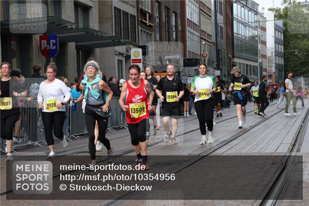 13.09.2026 - 21. swb-Marathon Bremen Strokosch-Dieckow http://msf.ph/oto/10354956 13.09.2026 11:16:00 Ziel 10242, 11026, 11081, 11139, 11181, 11200, 11264, 11274, 11385, 11448, 11573, 11768, 12057, 12151, 12539, 13508, 10474, 10572, 10665, 10900, 11217, 11307, 11549, 11613, 11778, 11897, 11940, 12046, 12137, 12306 meine-sportfotos.de