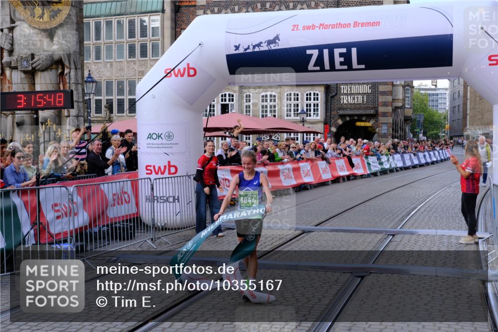 13.09.2026 - 21. swb-Marathon Bremen Tim E. http://msf.ph/oto/10355167 13.09.2026 12:46:36 Ziel 103, 1352, 1525, 8044 meine-sportfotos.de