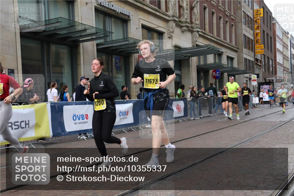 13.09.2026 - 21. swb-Marathon Bremen Strokosch-Dieckow http://msf.ph/oto/10355337 13.09.2026 11:16:08 Ziel 10242, 11026, 11181, 11200, 11264, 11274, 11385, 11448, 11573, 12057, 12102, 12158, 12539, 10474, 10665, 11081, 11139, 11217, 11307, 11549, 11613, 11768, 11778, 11897, 11940, 12046, 12151, 12306, 13508 meine-sportfotos.de