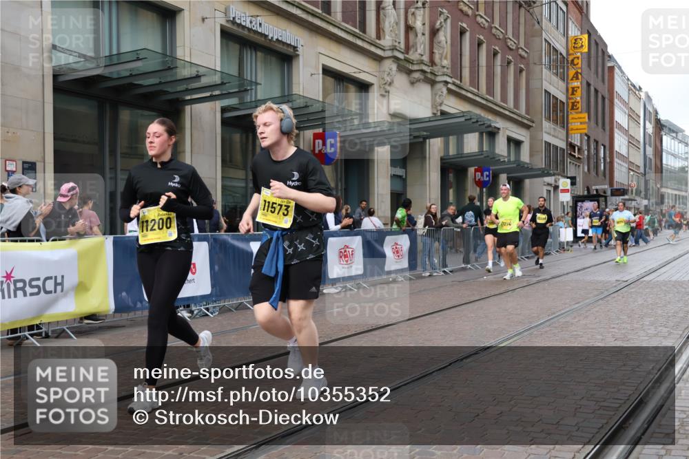 13.09.2026 - 21. swb-Marathon Bremen Strokosch-Dieckow http://msf.ph/oto/10355352 13.09.2026 11:16:09 Ziel 10242, 11026, 11181, 11200, 11264, 11274, 11385, 11448, 11573, 12057, 12102, 12158, 12539, 10474, 10665, 11026, 11081, 11139, 11217, 11307, 11549, 11613, 11768, 11778, 11940, 12046, 12151, 12306, 13508 meine-sportfotos.de