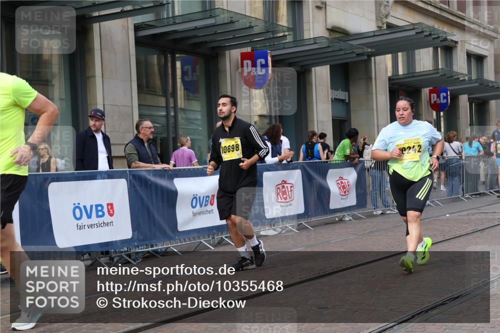 13.09.2026 - 21. swb-Marathon Bremen Strokosch-Dieckow http://msf.ph/oto/10355468 13.09.2026 11:16:14 Ziel 10242, 11274, 12057, 12102, 12158, 10474, 10665, 11026, 11081, 11139, 11181, 11200, 11217, 11264, 11385, 11448, 11549, 11573, 11613, 11768, 11940, 12046, 12151, 12306, 12539, 13508 meine-sportfotos.de