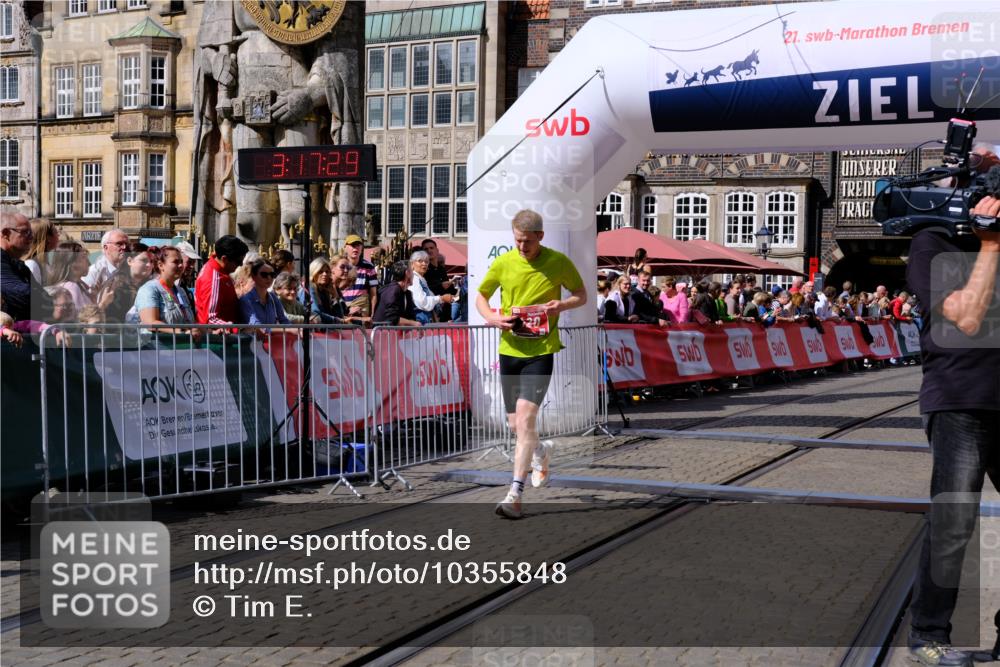 13.09.2026 - 21. swb-Marathon Bremen Tim E. http://msf.ph/oto/10355848 13.09.2026 12:48:18 Ziel 358, 447, 875 meine-sportfotos.de