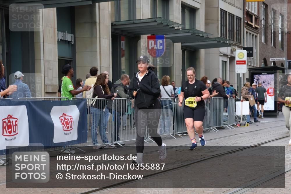 13.09.2026 - 21. swb-Marathon Bremen Strokosch-Dieckow http://msf.ph/oto/10355887 13.09.2026 11:16:39 Ziel 10295, 10335, 10679, 10999, 11355, 11456, 11461, 11653, 11867, 12089, 12287, 10242, 11274, 12057, 12102, 12158 meine-sportfotos.de