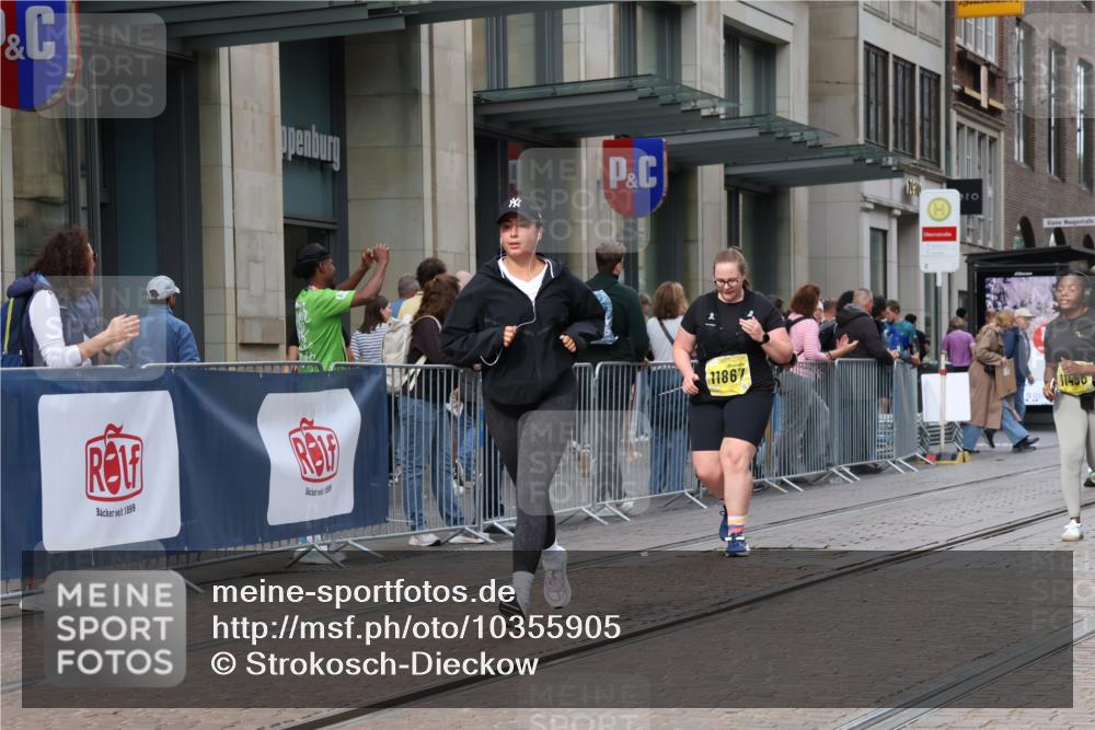 13.09.2026 - 21. swb-Marathon Bremen Strokosch-Dieckow http://msf.ph/oto/10355905 13.09.2026 11:16:39 Ziel 10295, 10335, 10679, 10999, 11355, 11456, 11461, 11653, 11867, 12089, 12287, 10242, 11274, 12057, 12102, 12158 meine-sportfotos.de