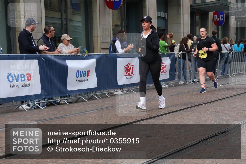 13.09.2026 - 21. swb-Marathon Bremen Strokosch-Dieckow http://msf.ph/oto/10355915 13.09.2026 11:16:40 Ziel 10295, 10335, 10679, 10999, 11355, 11456, 11461, 11653, 11867, 12089, 12287, 10242, 11274, 12057, 12102, 12158 meine-sportfotos.de