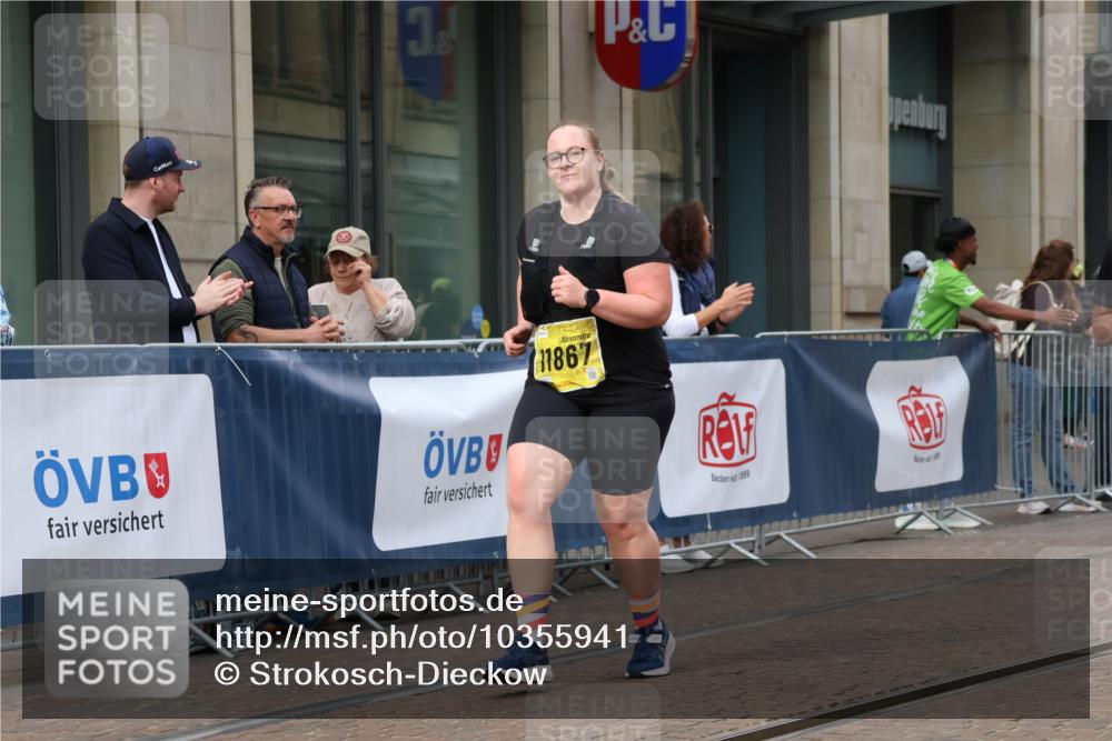 13.09.2026 - 21. swb-Marathon Bremen Strokosch-Dieckow http://msf.ph/oto/10355941 13.09.2026 11:16:42 Ziel 10295, 10335, 10679, 10999, 11355, 11456, 11461, 11653, 11867, 12089, 12287, 10242, 10679, 11274, 12057, 12102, 12158 meine-sportfotos.de