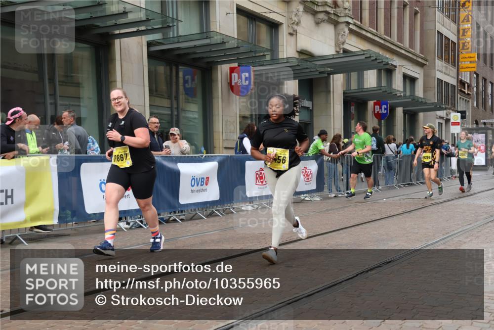 13.09.2026 - 21. swb-Marathon Bremen Strokosch-Dieckow http://msf.ph/oto/10355965 13.09.2026 11:16:43 Ziel 10295, 10335, 10999, 11355, 11456, 11461, 11653, 11672, 11867, 12089, 12287, 10242, 10679, 11274, 12102, 12158 meine-sportfotos.de