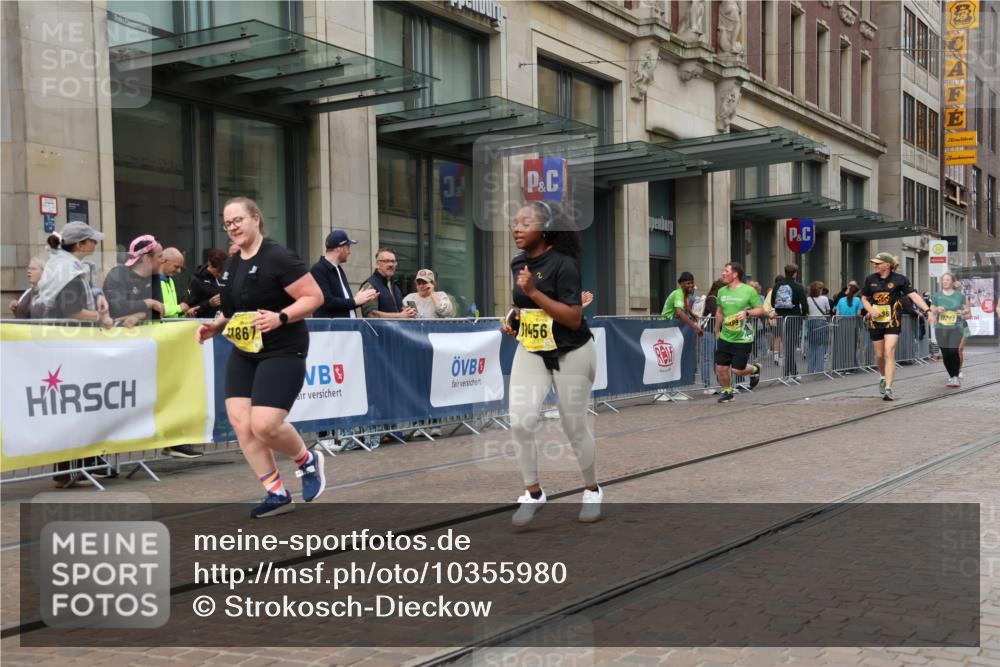 13.09.2026 - 21. swb-Marathon Bremen Strokosch-Dieckow http://msf.ph/oto/10355980 13.09.2026 11:16:43 Ziel 10295, 10335, 10999, 11355, 11456, 11461, 11653, 11672, 11867, 12089, 12287, 10242, 10679, 11274, 12102, 12158 meine-sportfotos.de