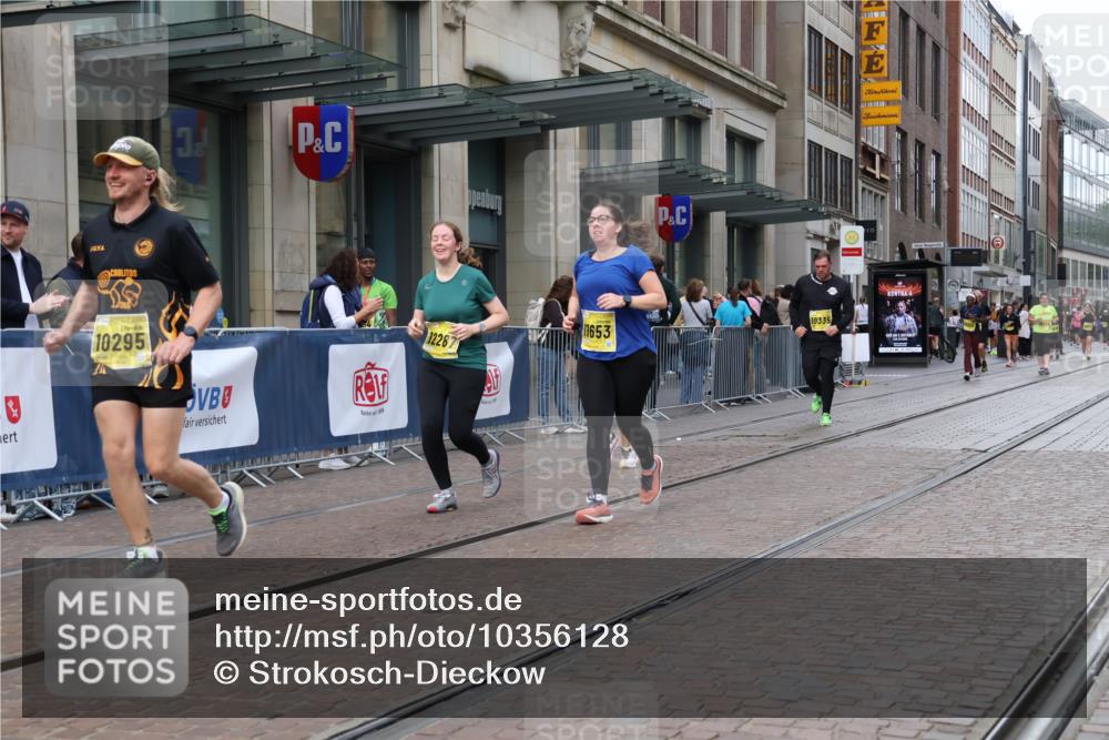 13.09.2026 - 21. swb-Marathon Bremen Strokosch-Dieckow http://msf.ph/oto/10356128 13.09.2026 11:16:48 Ziel 10295, 10335, 10779, 10999, 11355, 11461, 11495, 11653, 11672, 11867, 12101, 12287, 10679, 11274, 11456, 11867, 12089, 12102, 12158 meine-sportfotos.de