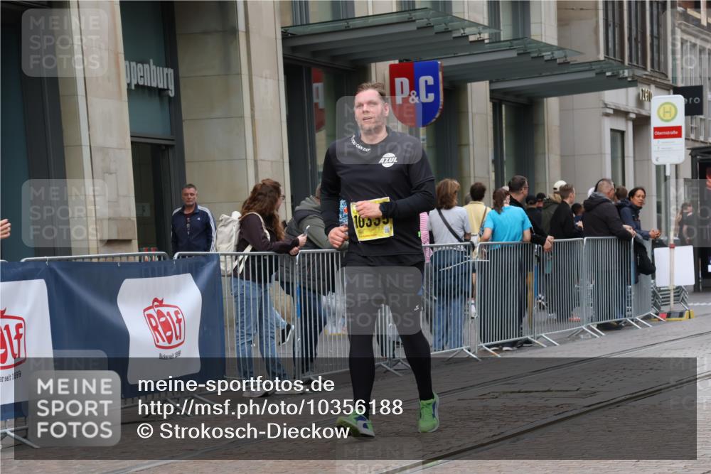 13.09.2026 - 21. swb-Marathon Bremen Strokosch-Dieckow http://msf.ph/oto/10356188 13.09.2026 11:16:50 Ziel 10295, 10335, 10773, 10779, 10999, 11355, 11461, 11495, 11653, 11672, 12101, 12287, 10679, 11456, 11867, 12089, 12102, 12158 meine-sportfotos.de
