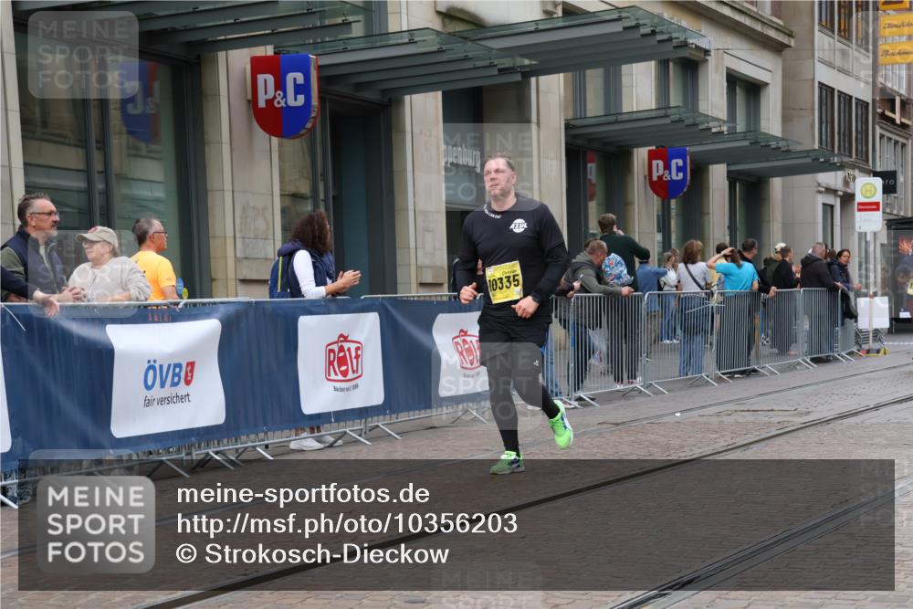 13.09.2026 - 21. swb-Marathon Bremen Strokosch-Dieckow http://msf.ph/oto/10356203 13.09.2026 11:16:51 Ziel 10295, 10335, 10773, 10779, 10999, 11355, 11461, 11495, 11653, 11672, 12101, 12287, 10679, 11456, 11867, 12089, 12102, 12158 meine-sportfotos.de