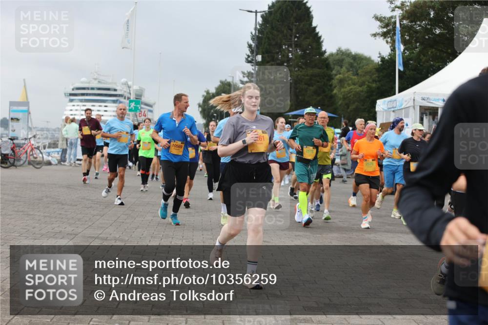 13.09.2026 - Kiel Lauf Andreas Tolksdorf http://msf.ph/oto/10356259 13.09.2026 09:59:01 Kiellinie 10569, 2579, 2576 meine-sportfotos.de