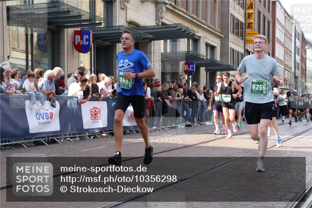 13.09.2026 - 21. swb-Marathon Bremen Strokosch-Dieckow http://msf.ph/oto/10356298 13.09.2026 13:34:06 Ziel 682, 784, 809, 911, 1307, 1871, 2215, 2464, 3029, 3068, 3214, 3318, 3409, 3632, 3636, 3890, 4112, 4537, 4616, 5147, 5265, 5488, 5489, 5566, 5768, 5852, 6255, 6350, 6405, 7113, 7168, 7696, 7746, 7962, 8381, 8870, 9094, 9100, 9402, 9453, 9751, 9802, 9905, 10058, 13112, 1364, 1656, 2355, 2727, 3162, 3389, 3522, 3632, 3790, 3984, 4554, 4613, 4658, 4874, 5063, 5156, 5341, 5513, 5563, 5587, 6090, 6151, 6508, 6509, 6623, 7047, 7303, 7354, 7431, 8025 meine-sportfotos.de