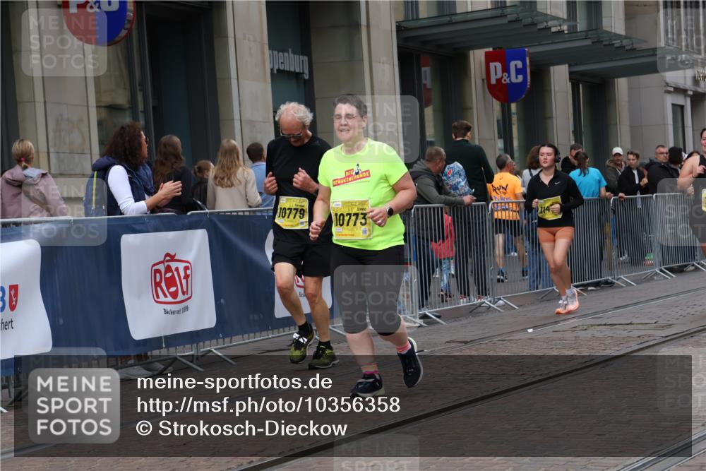 13.09.2026 - 21. swb-Marathon Bremen Strokosch-Dieckow http://msf.ph/oto/10356358 13.09.2026 11:17:02 Ziel 10335, 10472, 10773, 10779, 10979, 11355, 11495, 11672, 11709, 12101, 12334, 10295, 10335, 10679, 10999, 11355, 11456, 11461, 11653, 11867, 12089, 12287 meine-sportfotos.de