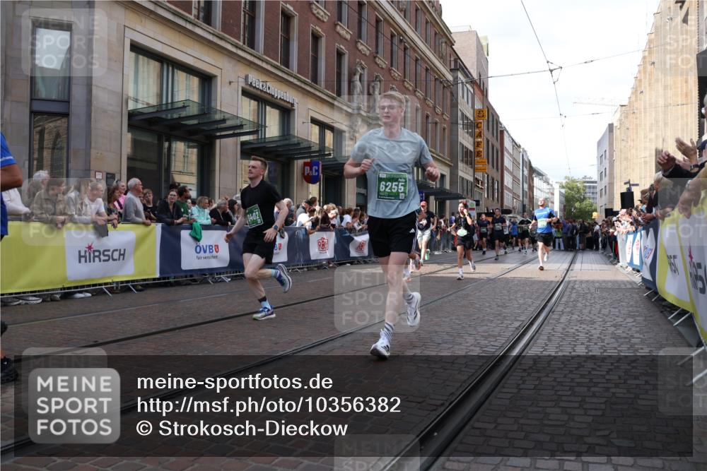 13.09.2026 - 21. swb-Marathon Bremen Strokosch-Dieckow http://msf.ph/oto/10356382 13.09.2026 13:34:07 Ziel 682, 784, 809, 911, 1307, 1871, 2215, 2464, 3029, 3068, 3214, 3318, 3409, 3636, 3890, 4112, 4537, 4616, 5147, 5265, 5488, 5489, 5566, 5768, 5852, 6255, 6405, 7168, 7696, 7746, 7962, 8381, 8453, 8870, 9094, 9100, 9402, 9453, 9751, 9802, 9905, 13112, 1364, 1656, 2355, 2464, 2727, 3162, 3389, 3522, 3632, 3790, 3984, 4554, 4613, 4658, 4874, 5156, 5341, 5489, 5513, 5563, 5587, 5768, 6090, 6151, 6508, 6509, 6623, 7047, 7303, 7354, 7431, 8025 meine-sportfotos.de