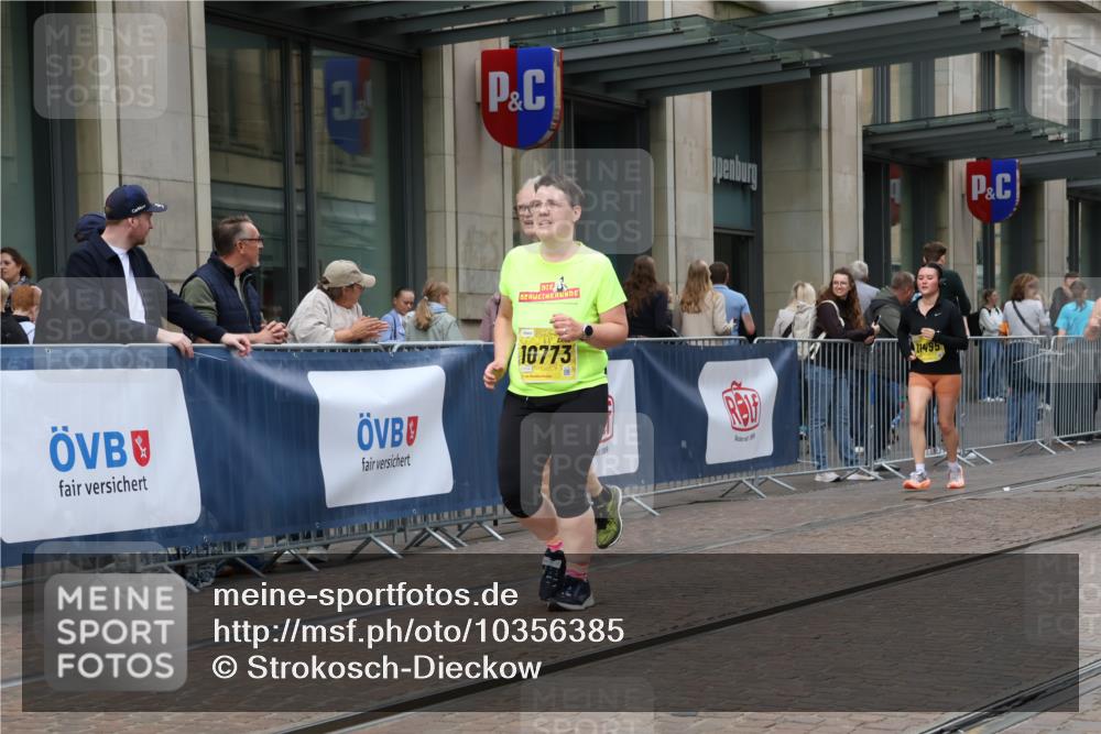 13.09.2026 - 21. swb-Marathon Bremen Strokosch-Dieckow http://msf.ph/oto/10356385 13.09.2026 11:17:03 Ziel 10472, 10773, 10779, 10979, 11495, 11672, 11709, 12101, 12334, 10295, 10335, 10679, 10999, 11355, 11456, 11461, 11653, 11867, 12089, 12287 meine-sportfotos.de